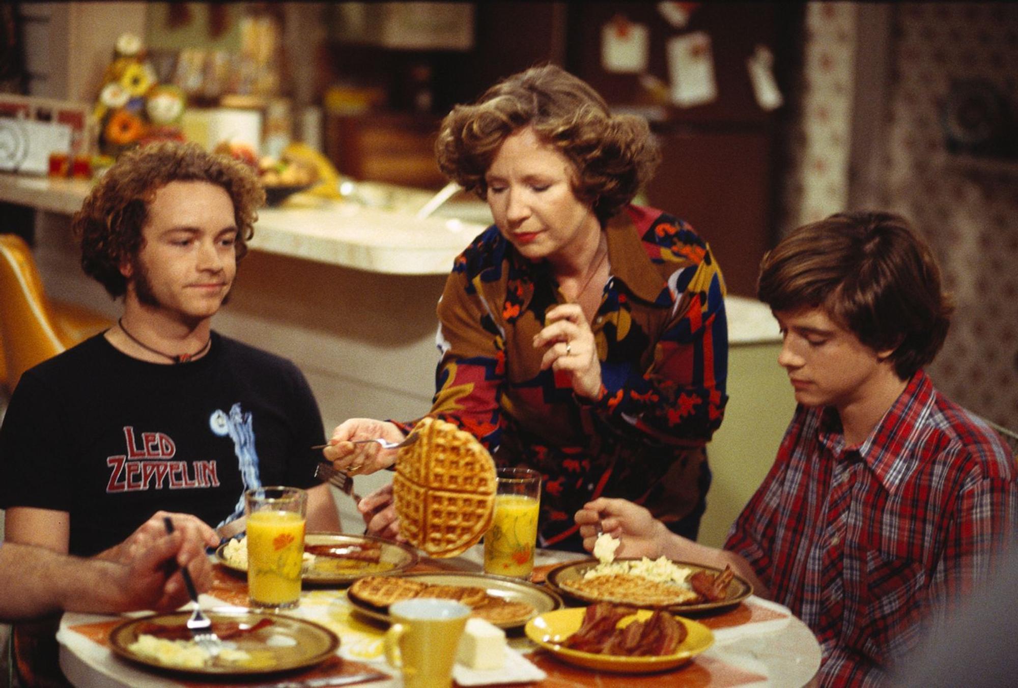Er war Stammgast bei den Formans - und das nicht nur am Frühstückstisch: Steven (Danny Masterson, links). (Bild: Sony Pictures Home Entertainment)