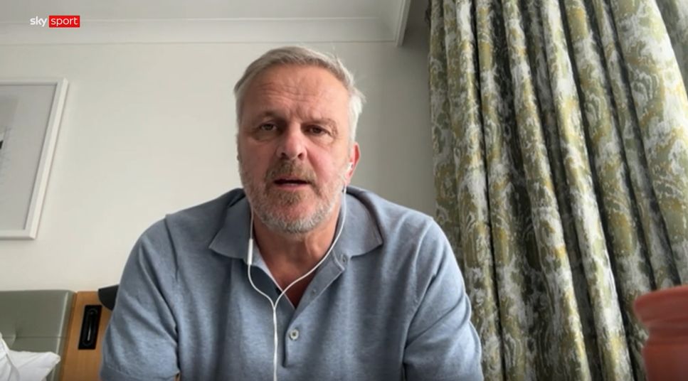 Didi Hamann spricht in einer Schalte bei Sky.