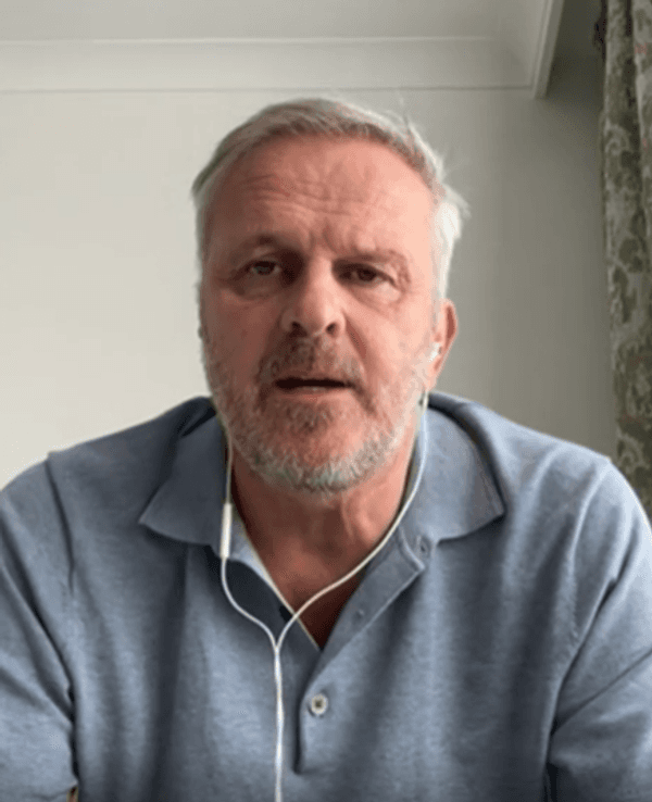 Didi Hamann spricht in einer Schalte bei Sky.
