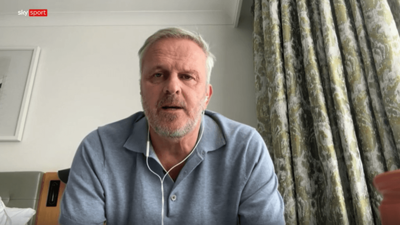 Didi Hamann spricht in einer Schalte bei Sky.