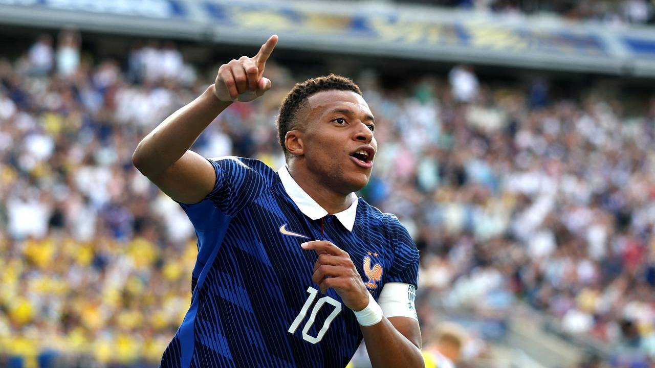 Kylian Mbappé jubelt und zeigt nach oben.