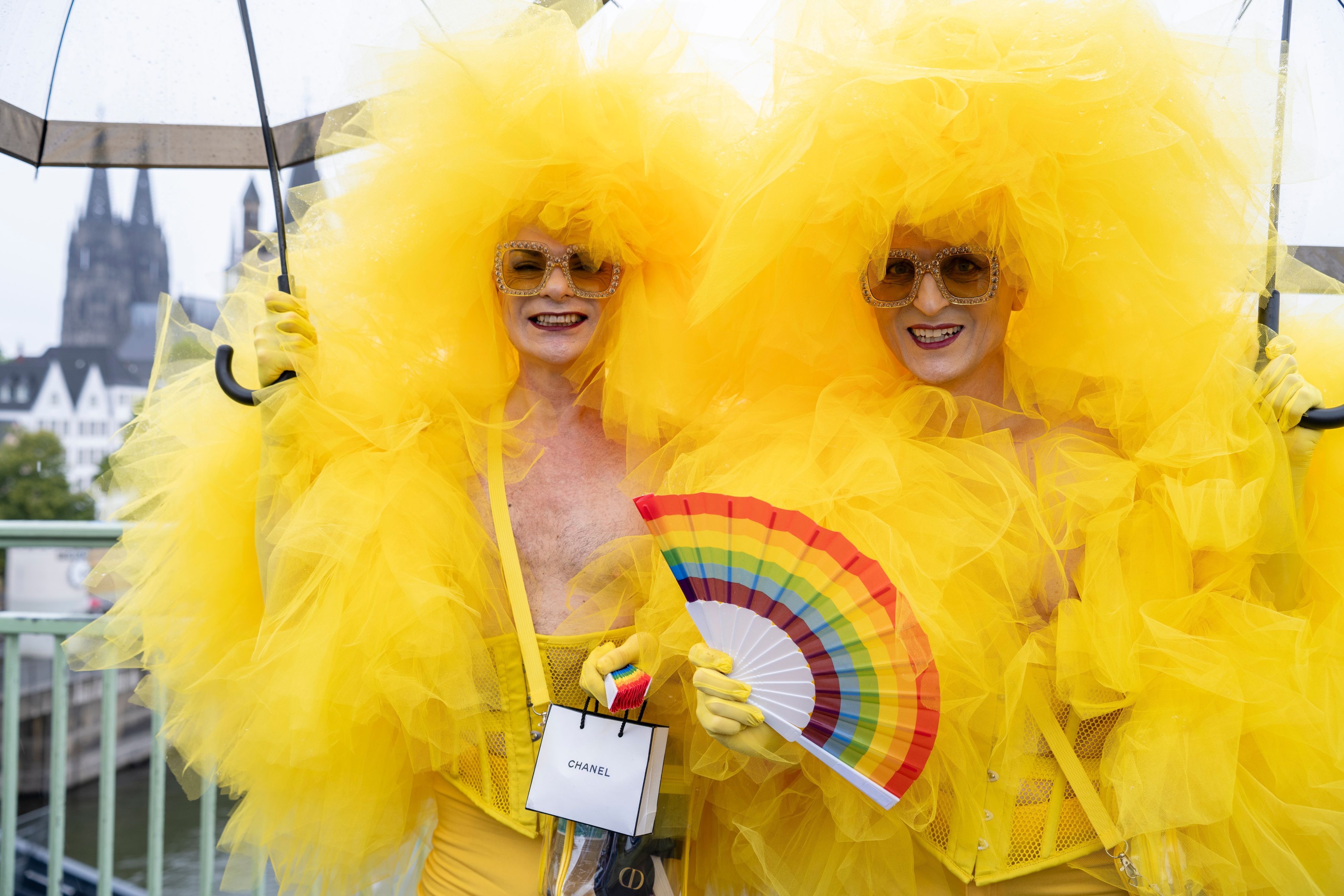 In fantasievollen Kostümen feiern queere Menschen den Christopher Street Day.