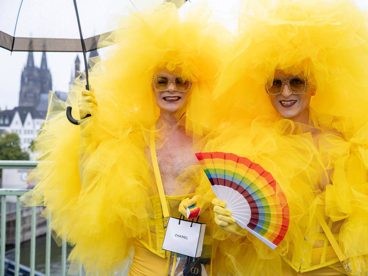 In fantasievollen Kostümen feiern queere Menschen den Christopher Street Day.