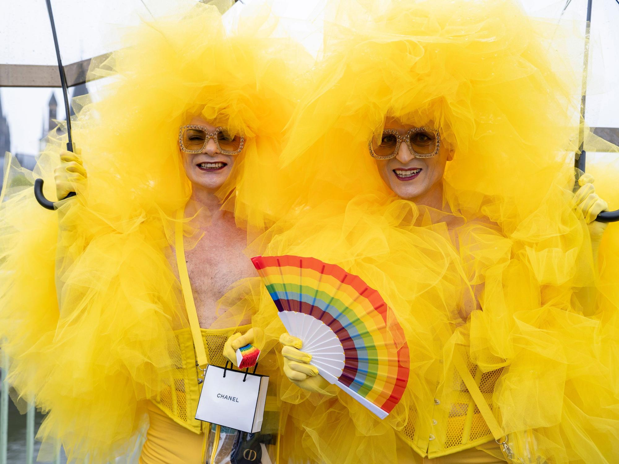 In fantasievollen Kostümen feiern queere Menschen den Christopher Street Day.