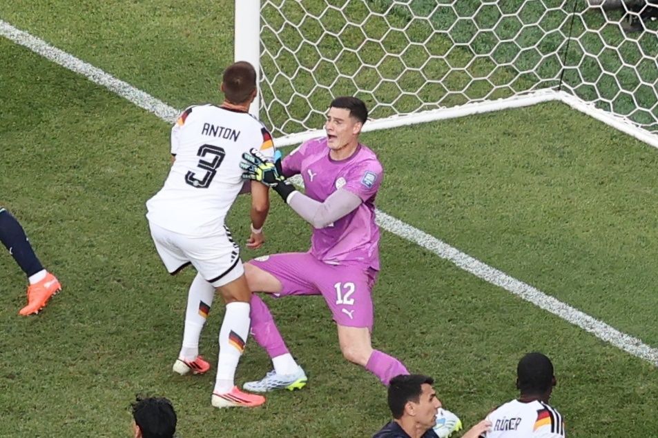 Torhüter Orlando Gill (Paraguay) und Waldemar Anton (Deutschland, Nr.3) stoßen vor dem Tor zusammen.