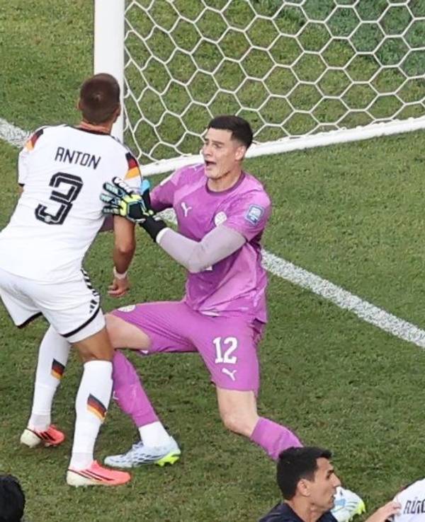 Torhüter Orlando Gill (Paraguay) und Waldemar Anton (Deutschland, Nr.3) stoßen vor dem Tor zusammen.