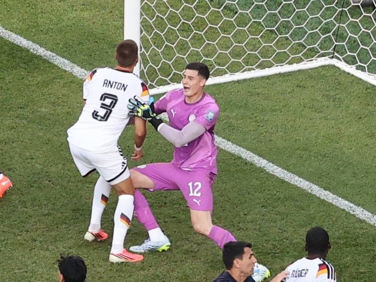 Torhüter Orlando Gill (Paraguay) und Waldemar Anton (Deutschland, Nr.3) stoßen vor dem Tor zusammen.