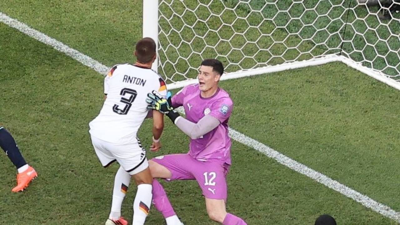 Torhüter Orlando Gill (Paraguay) und Waldemar Anton (Deutschland, Nr.3) stoßen vor dem Tor zusammen.
