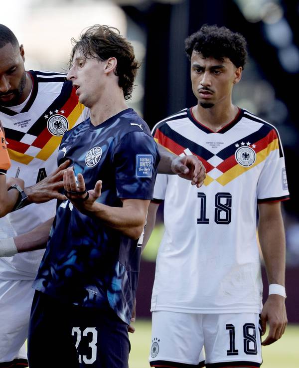 Der Schiedsrichter diskutiert mit Matias Galarza und drei deutschen Spielern.