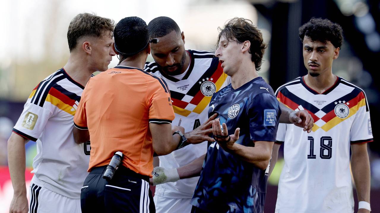 Der Schiedsrichter diskutiert mit Matias Galarza und drei deutschen Spielern.