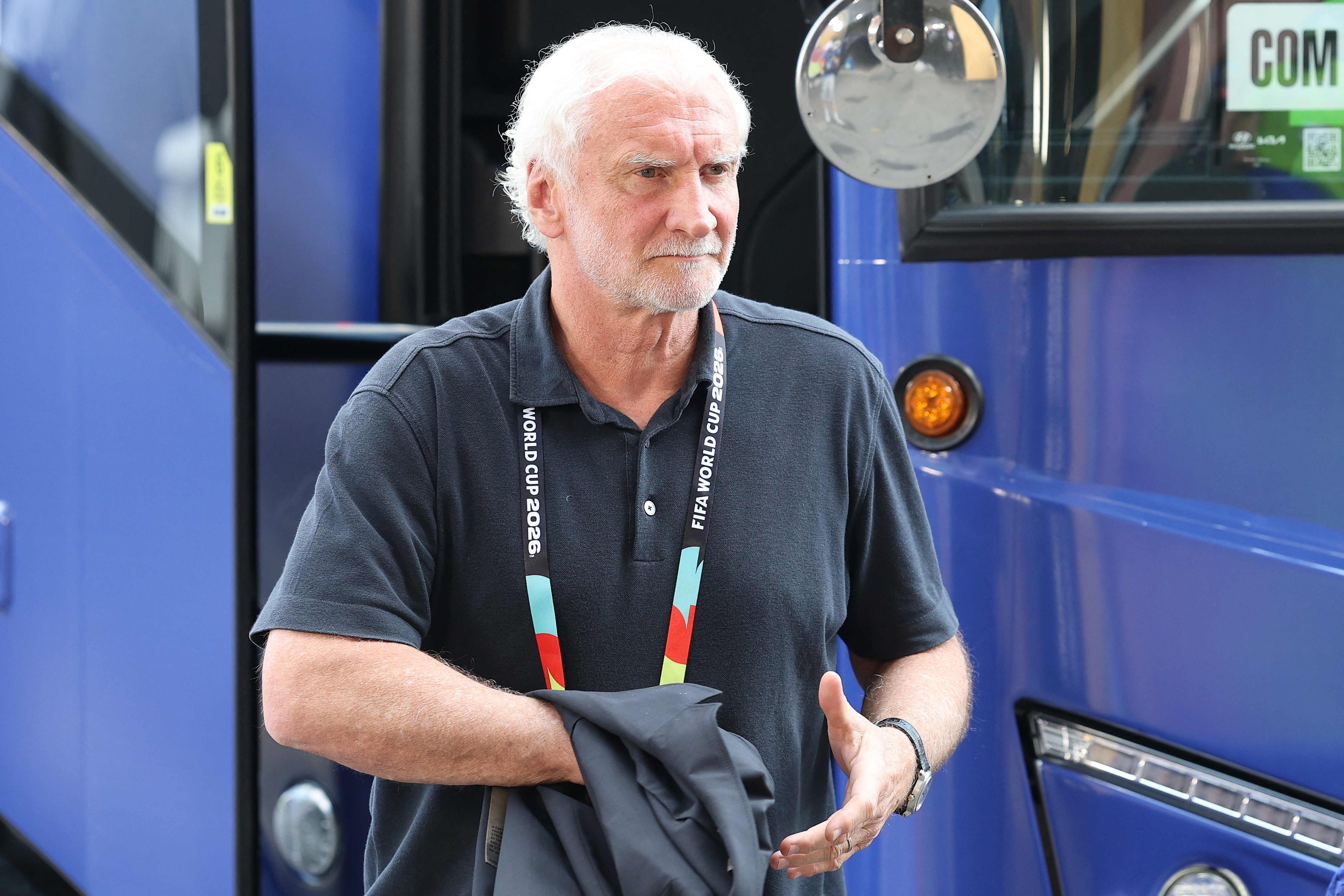 DFB-Sportdirektor Rudi Völler steigt nach dem WM-Aus aus dem Team-Bus.