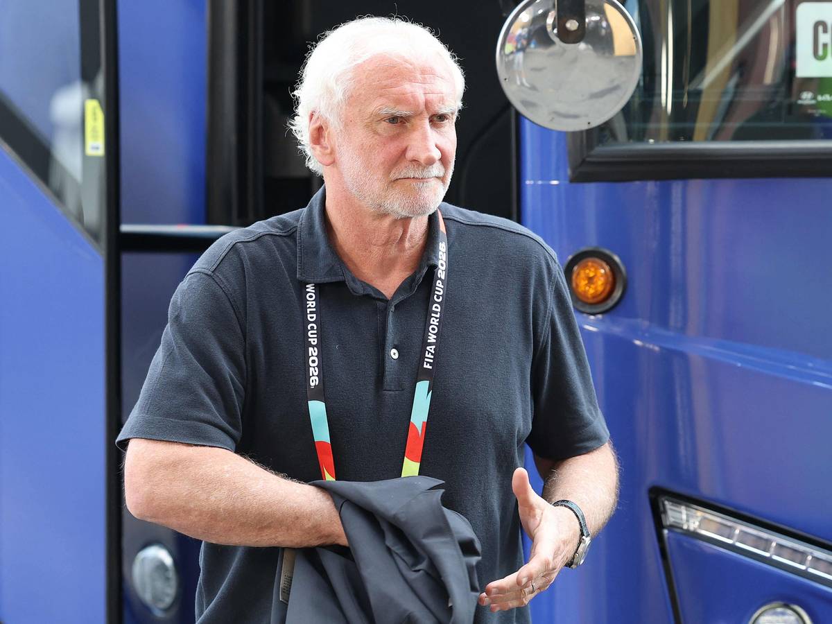 DFB-Sportdirektor Rudi Völler steigt nach dem WM-Aus aus dem Team-Bus.