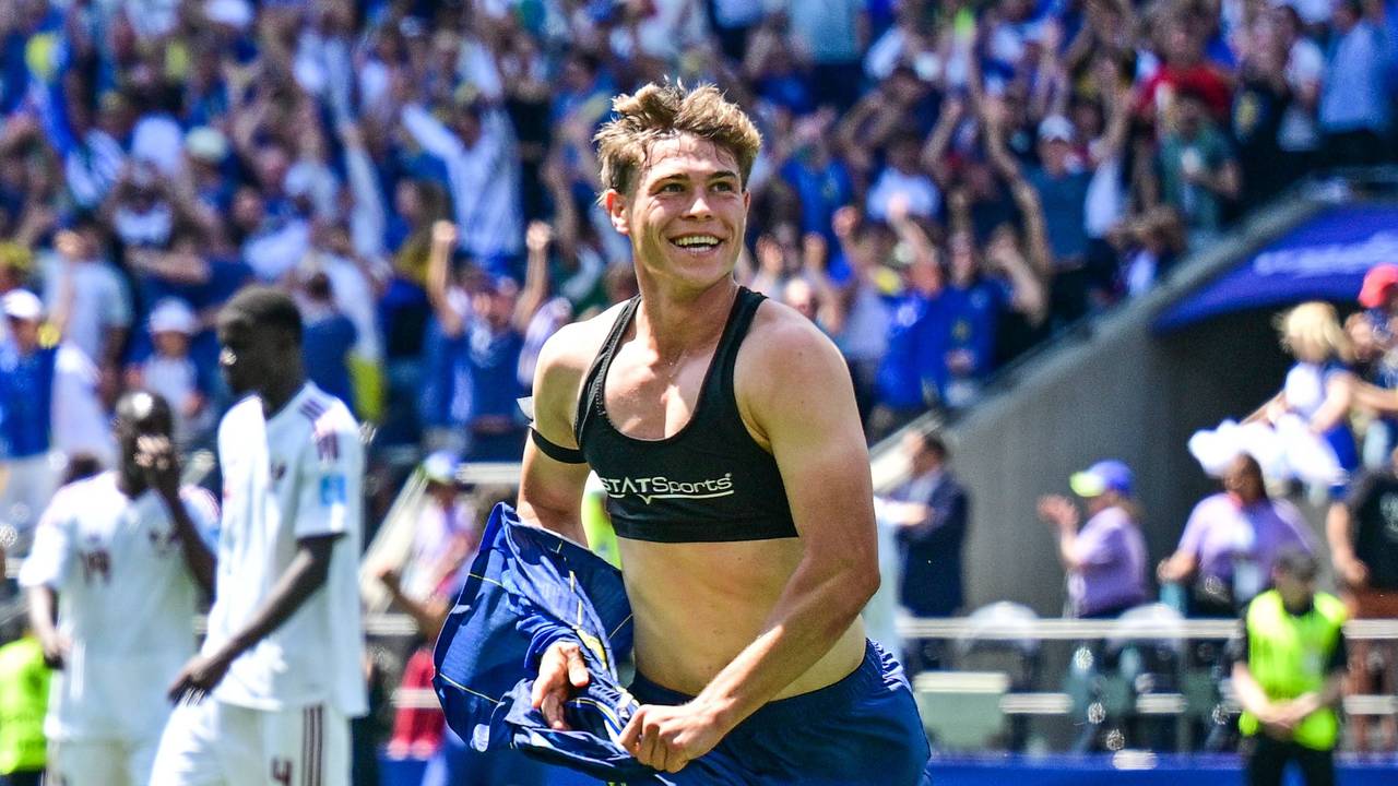 Ermin Mahmic jubelt für Bosnien-Herzegowina bei der WM nach seinem Tor gegen Katar.