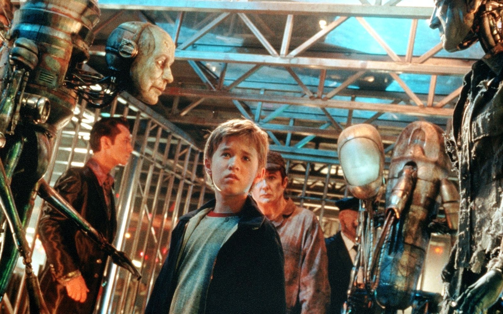 Der kleine David (Haley Joel Osment) ist ein Roboterjunge, der dazu verdammt ist zu lieben. Was halten eigentlich künstliche Intelligente Programme von Steven Spielbergs Zukunftsvision „A.I.: Künstliche Intelligenz“?    (Bild: ARD / Degeto)