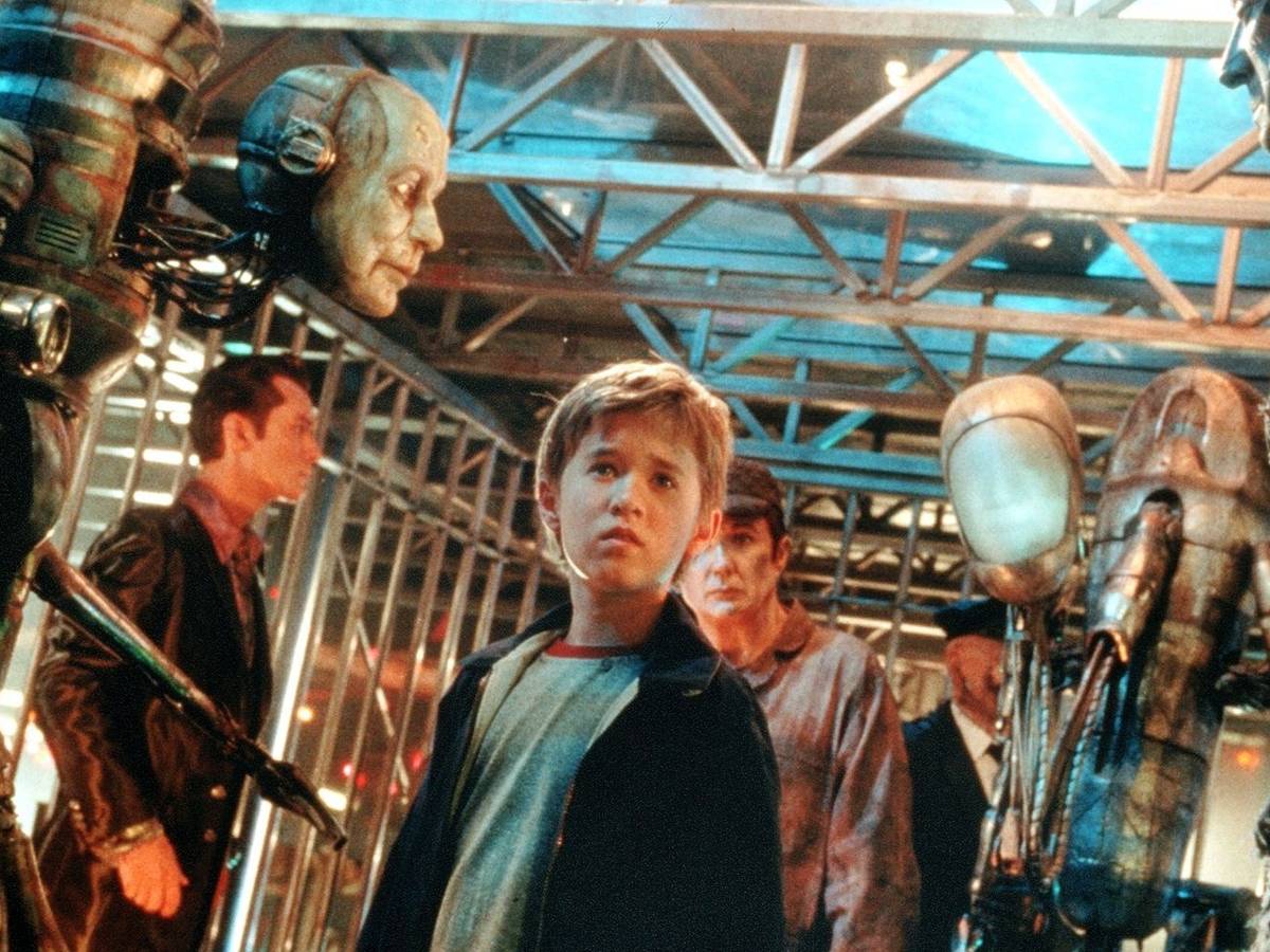 Der kleine David (Haley Joel Osment) ist ein Roboterjunge, der dazu verdammt ist zu lieben. Was halten eigentlich künstliche Intelligente Programme von Steven Spielbergs Zukunftsvision „A.I.: Künstliche Intelligenz“? (Bild: ARD / Degeto)