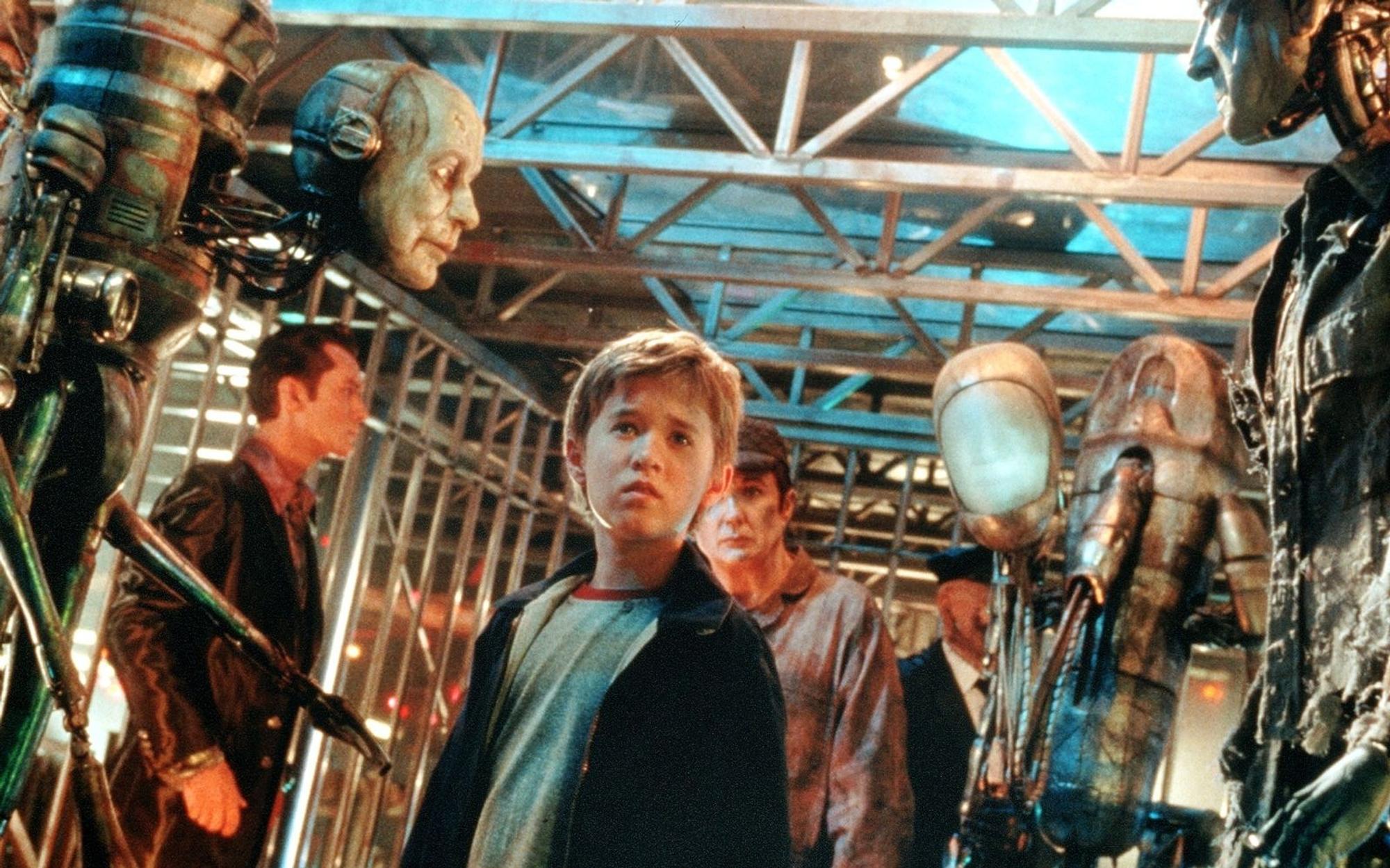 Der kleine David (Haley Joel Osment) ist ein Roboterjunge, der dazu verdammt ist zu lieben. Was halten eigentlich künstliche Intelligente Programme von Steven Spielbergs Zukunftsvision „A.I.: Künstliche Intelligenz“? (Bild: ARD / Degeto)