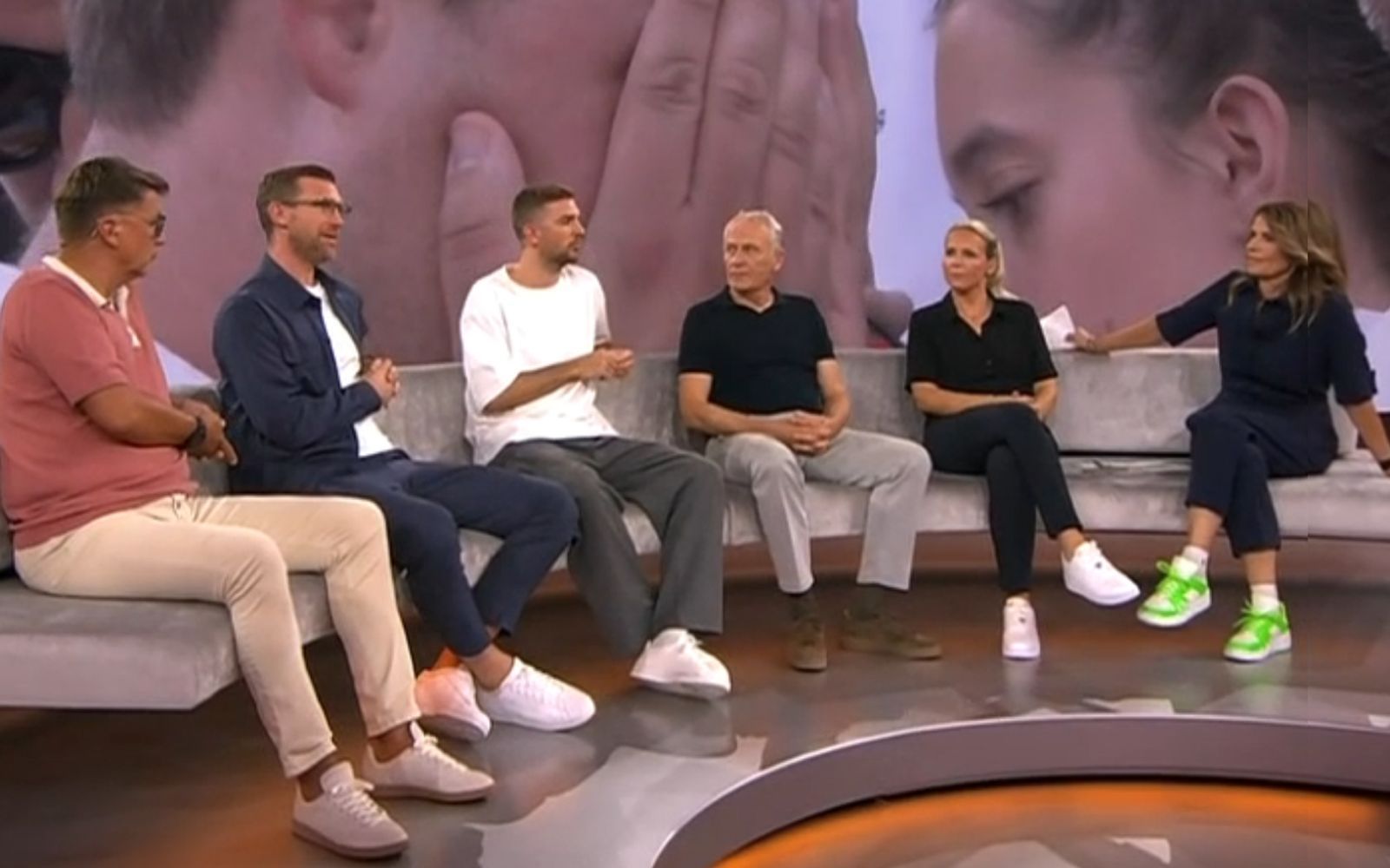 Enttäuschung, Fassungslosigkeit, Ratlosigkeit - und Sorgen um die Zukunft des deutschen Fußballs. Nach dem sensationellen WM-Aus gegen Paraguay herrschte im ZDF-Studio Krisenstimmung. (Bild: ZDF)