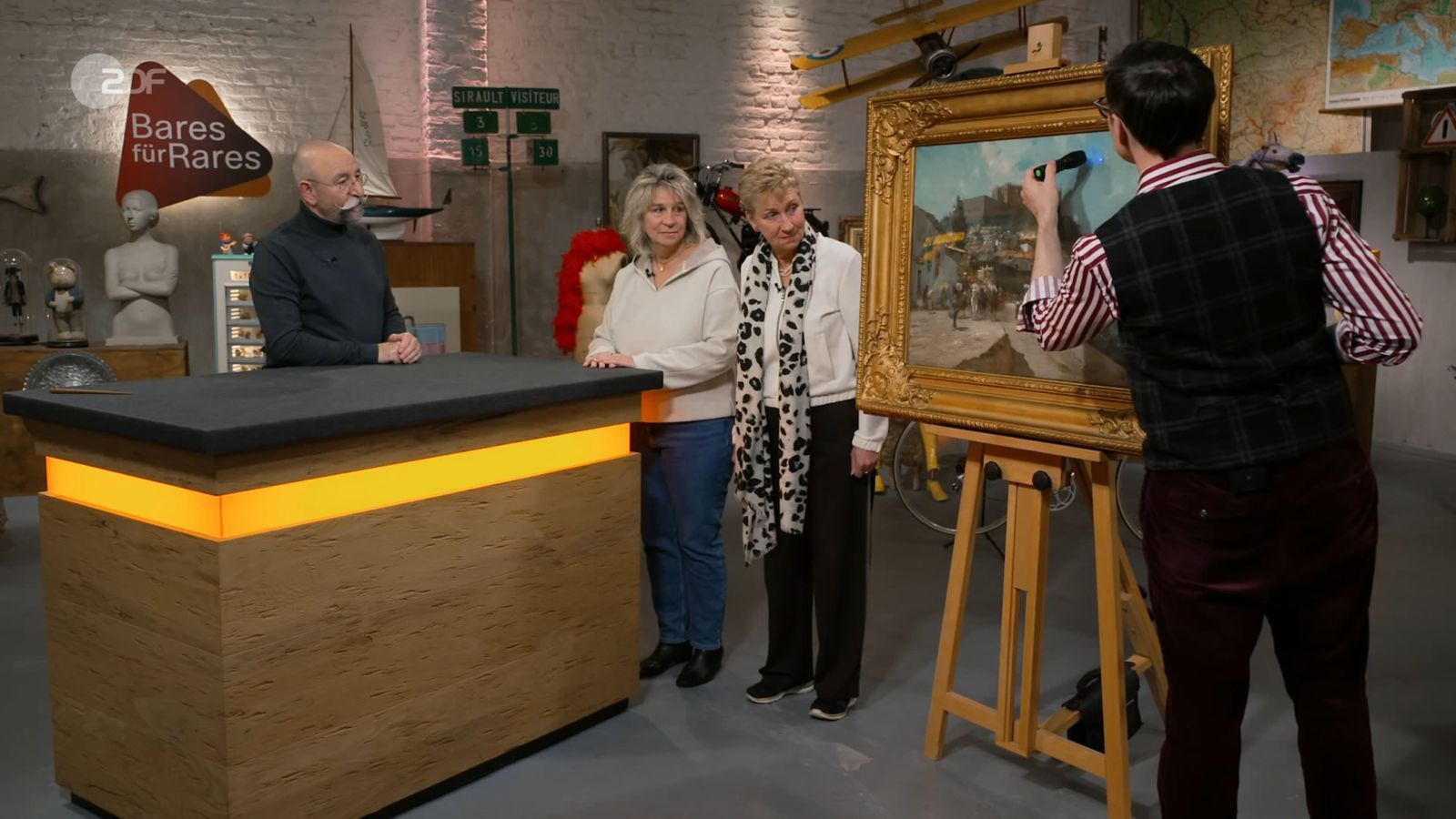 Horst Lichter (links) mochte das mediterrane Flair eines Ölgemäldes. Experte Colmar Schulte-Goltz untersuchte das Objekt zweier Schwestern genauer. (Bild: ZDF)