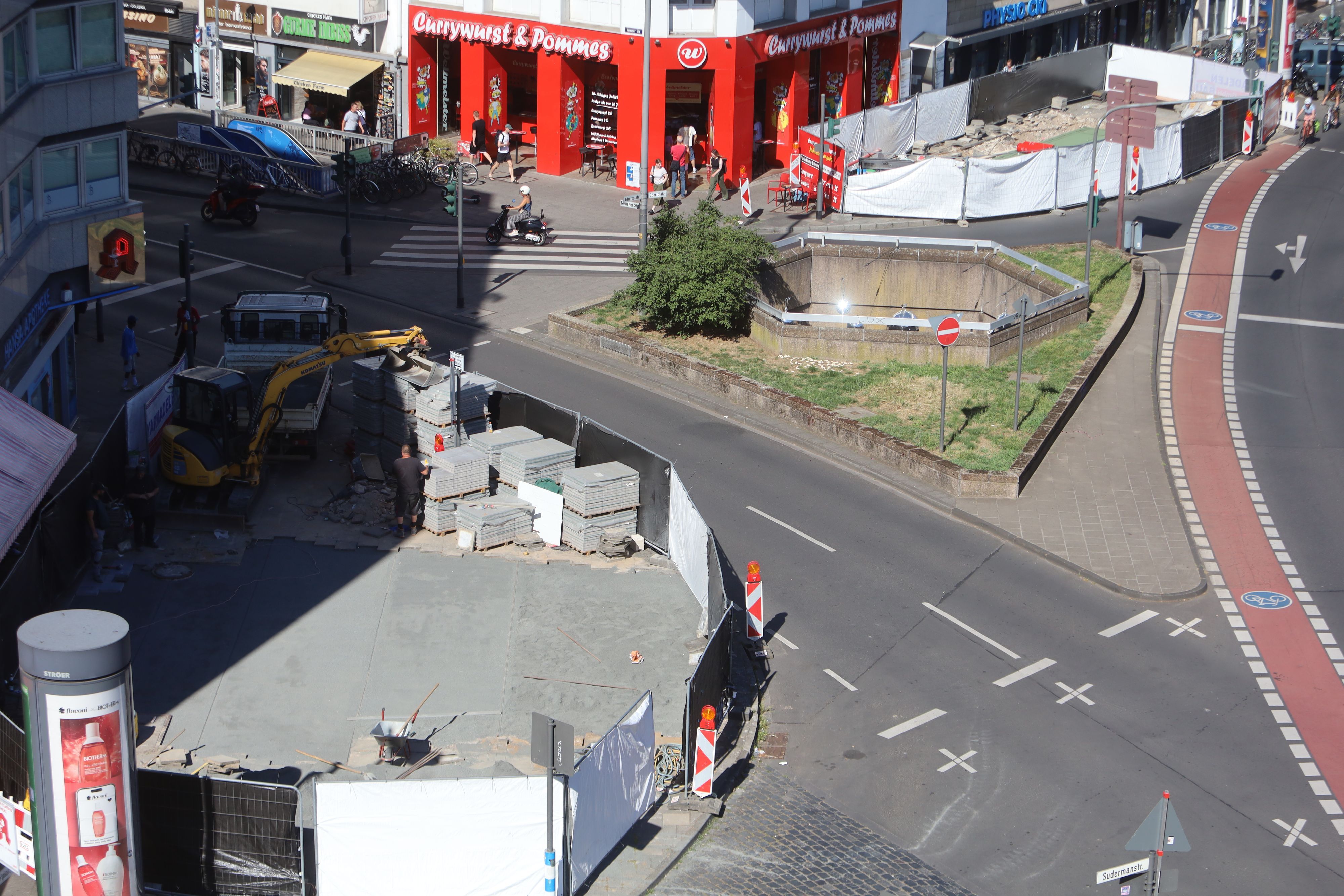 Mehrere Treppenaufgänge wurden mit Betondeckeln versehen bzw. zugemauert. Die Umgestaltung läuft seit dem Frühjahr.