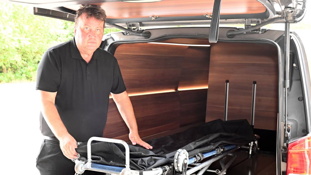 Klaus Leitner ist Inhaber eines Fahrdienstes für Bestatter. Am Hitze-Wochenende hat sein Unternehmen fast 70 Menschen abgeholt, die hitzebedingt verstorben sind.