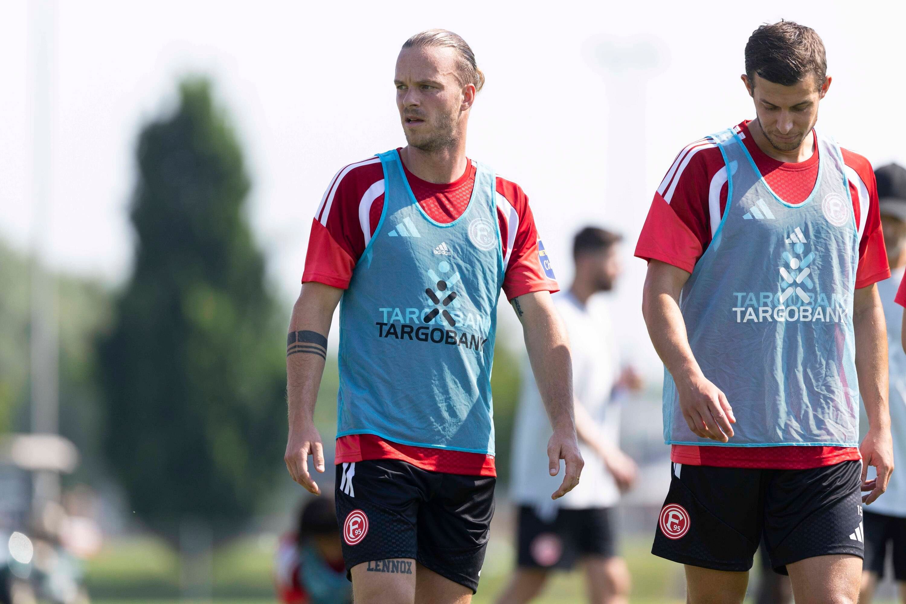 Jorrit Hendrix trägt im Training von Fortuna Düsseldorf ein blaues Leibchen und schaut nach rechts.
