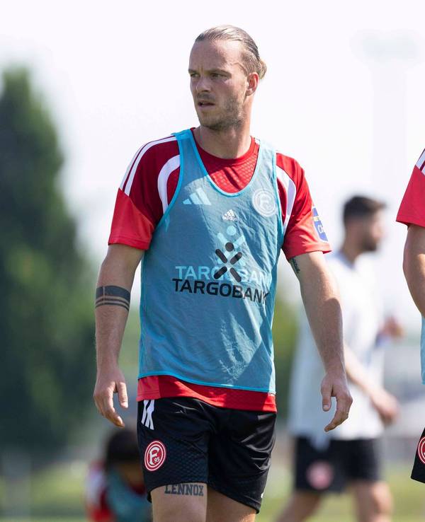 Jorrit Hendrix trägt im Training von Fortuna Düsseldorf ein blaues Leibchen und schaut nach rechts.