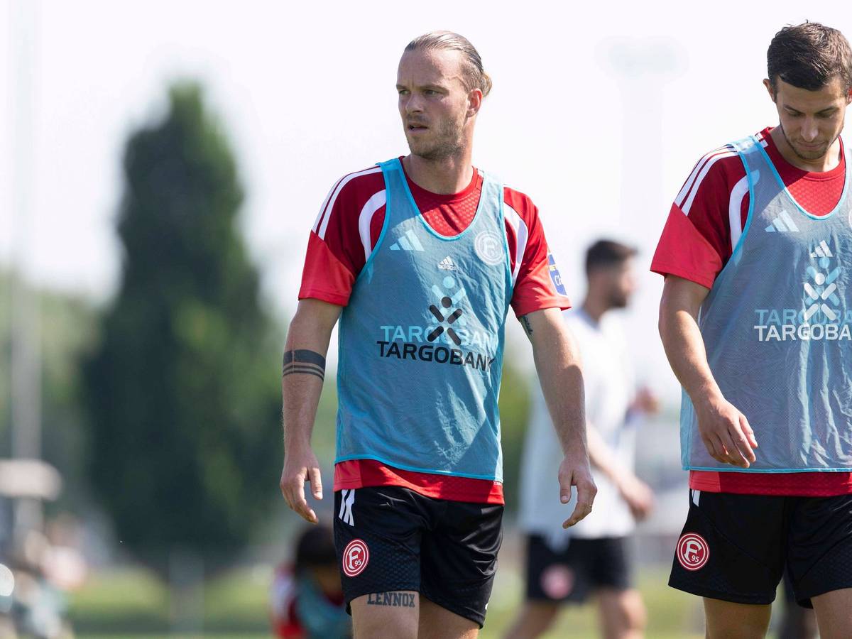 Jorrit Hendrix trägt im Training von Fortuna Düsseldorf ein blaues Leibchen und schaut nach rechts.