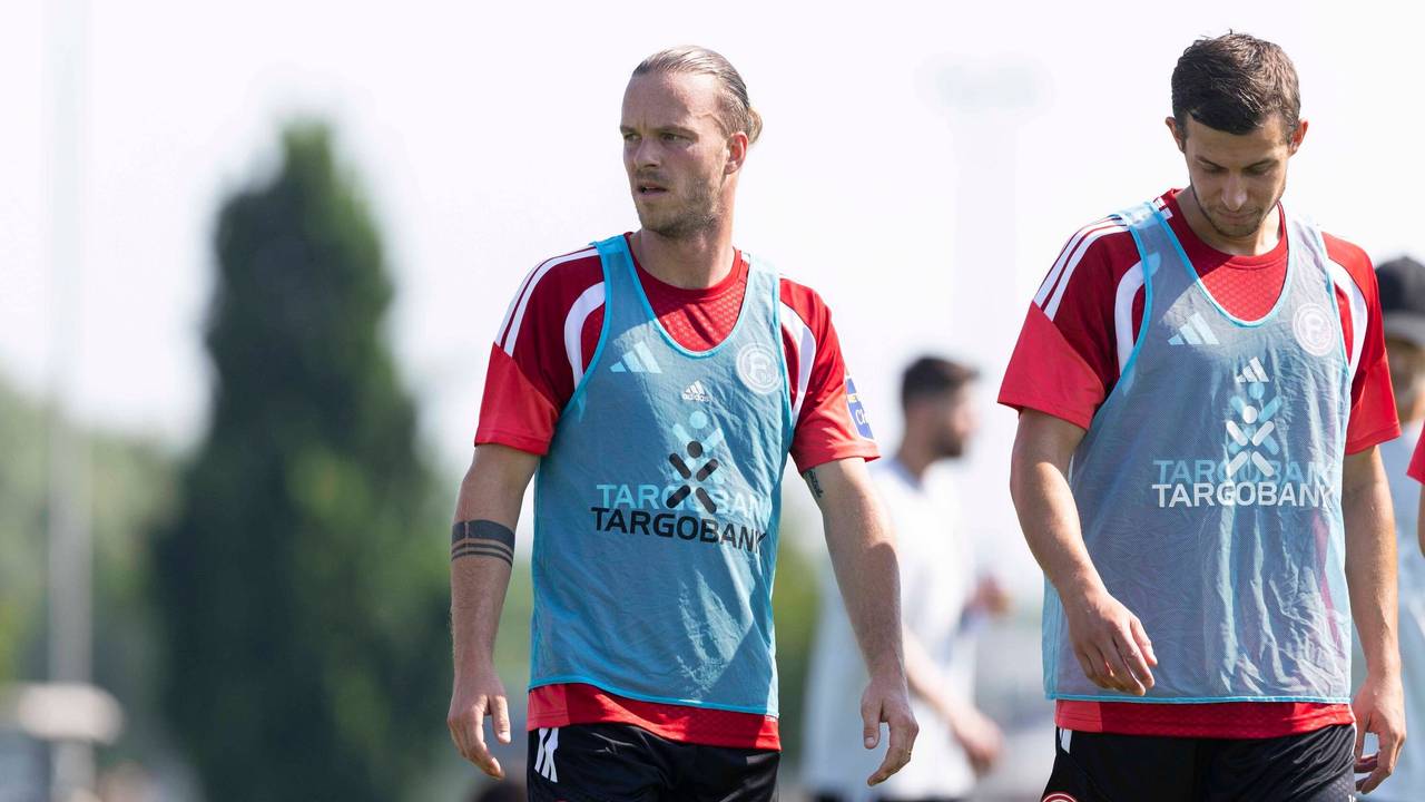 Jorrit Hendrix trägt im Training von Fortuna Düsseldorf ein blaues Leibchen und schaut nach rechts.