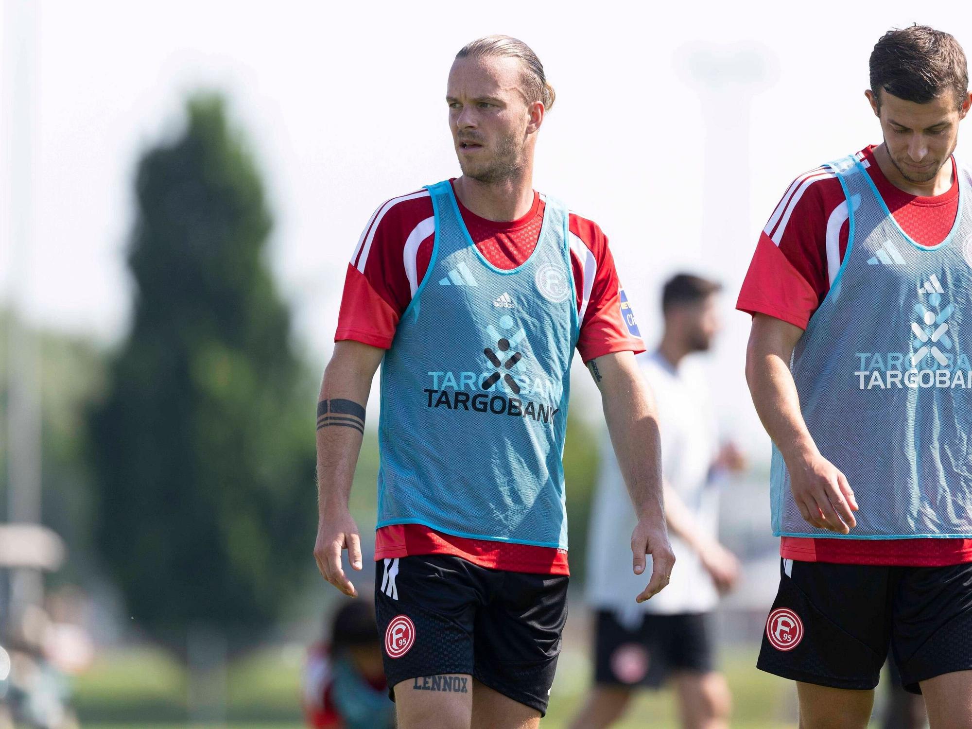 Jorrit Hendrix trägt im Training von Fortuna Düsseldorf ein blaues Leibchen und schaut nach rechts.