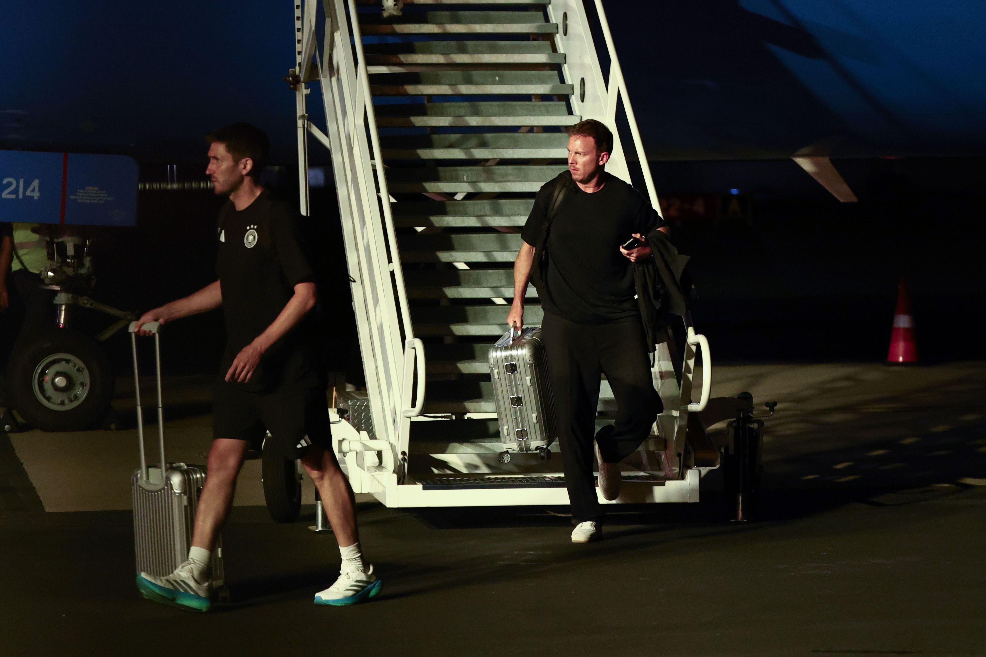 Bundestrainer Julian Nagelsmann und Benjamin Glück steigen aus dem Flugzeug.