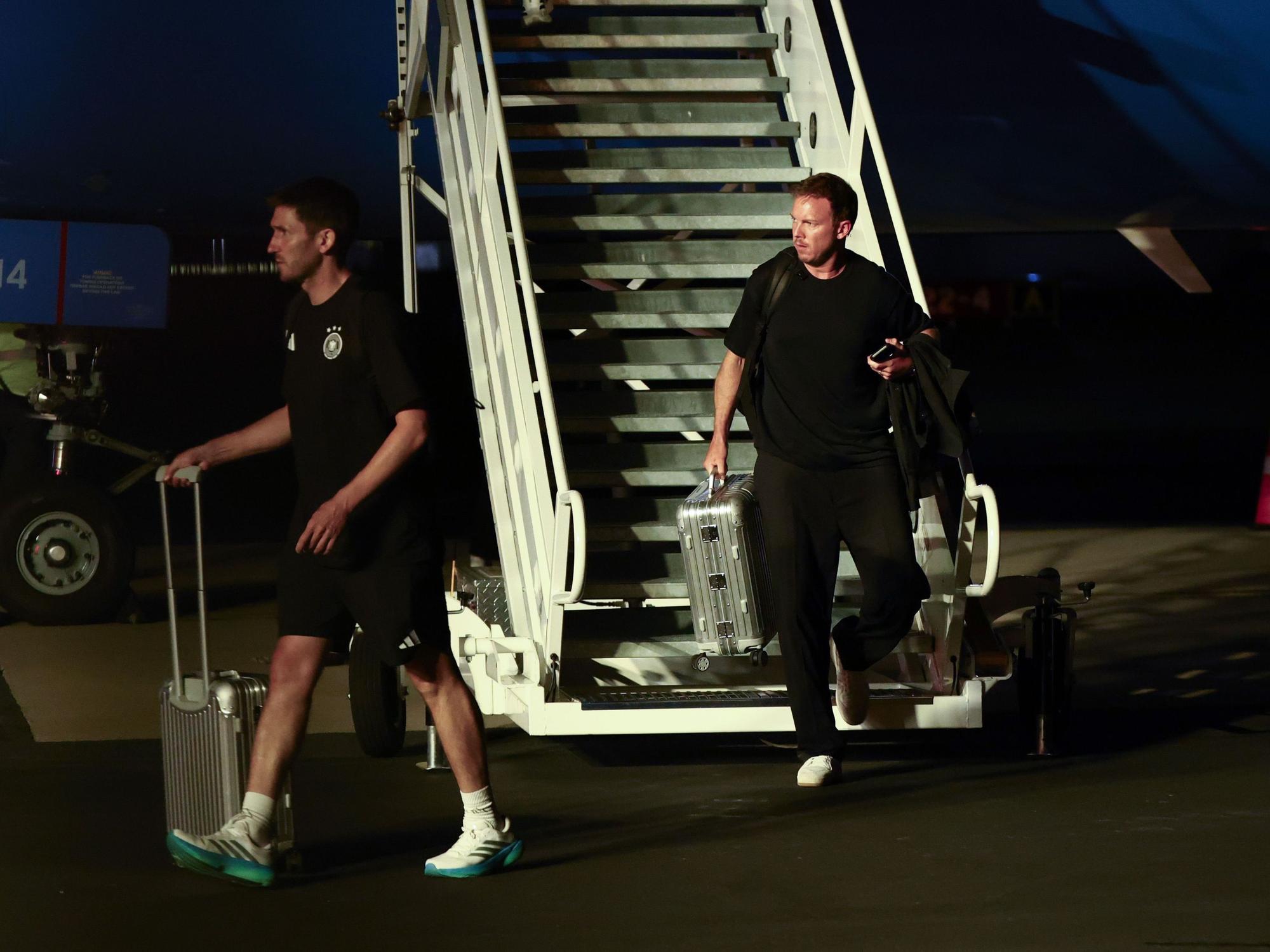 Bundestrainer Julian Nagelsmann und Benjamin Glück steigen aus dem Flugzeug.