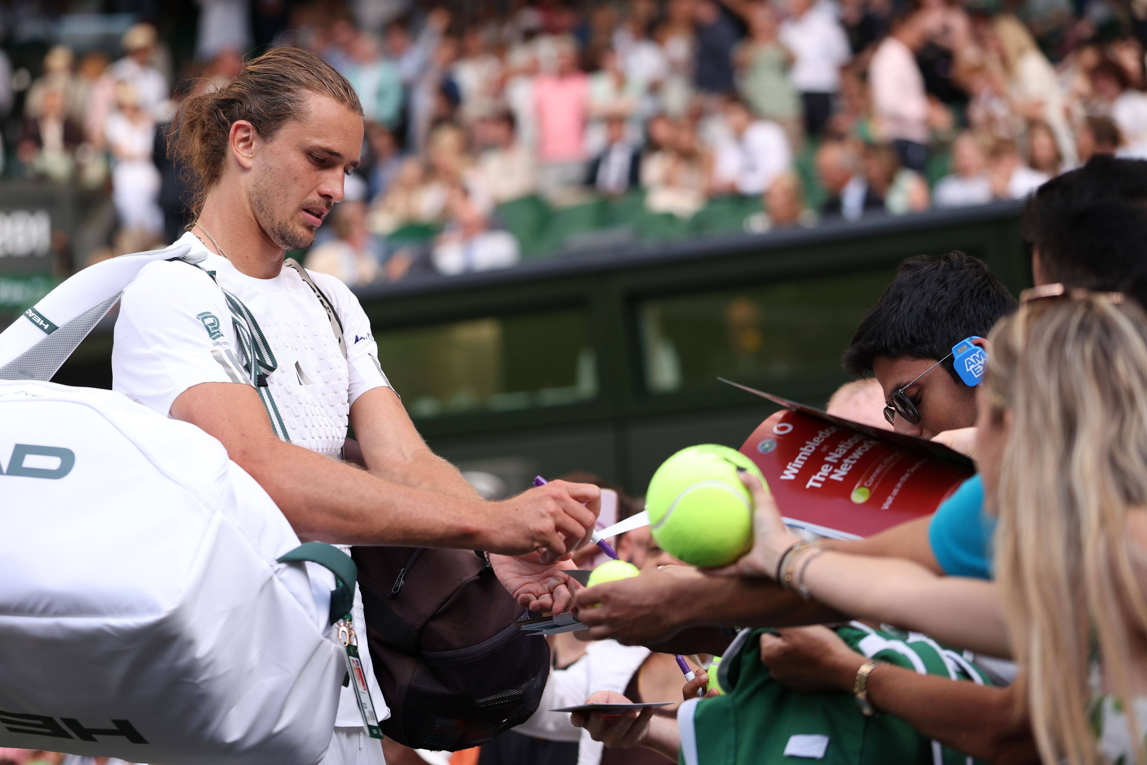 Alexander Zverev schreibt Autogramme.