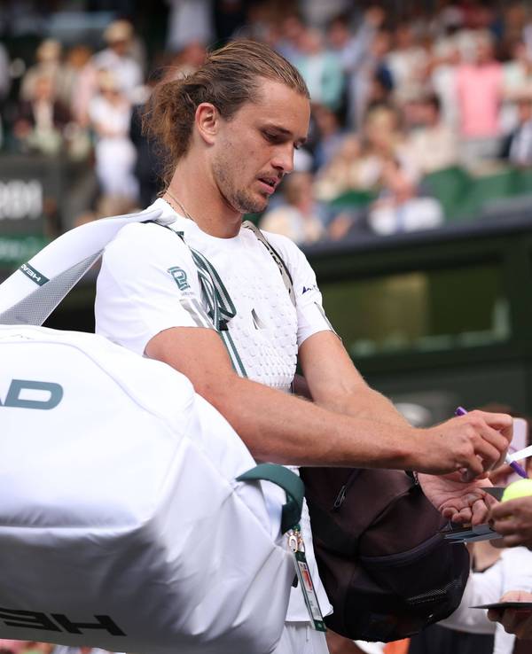 Alexander Zverev schreibt Autogramme.