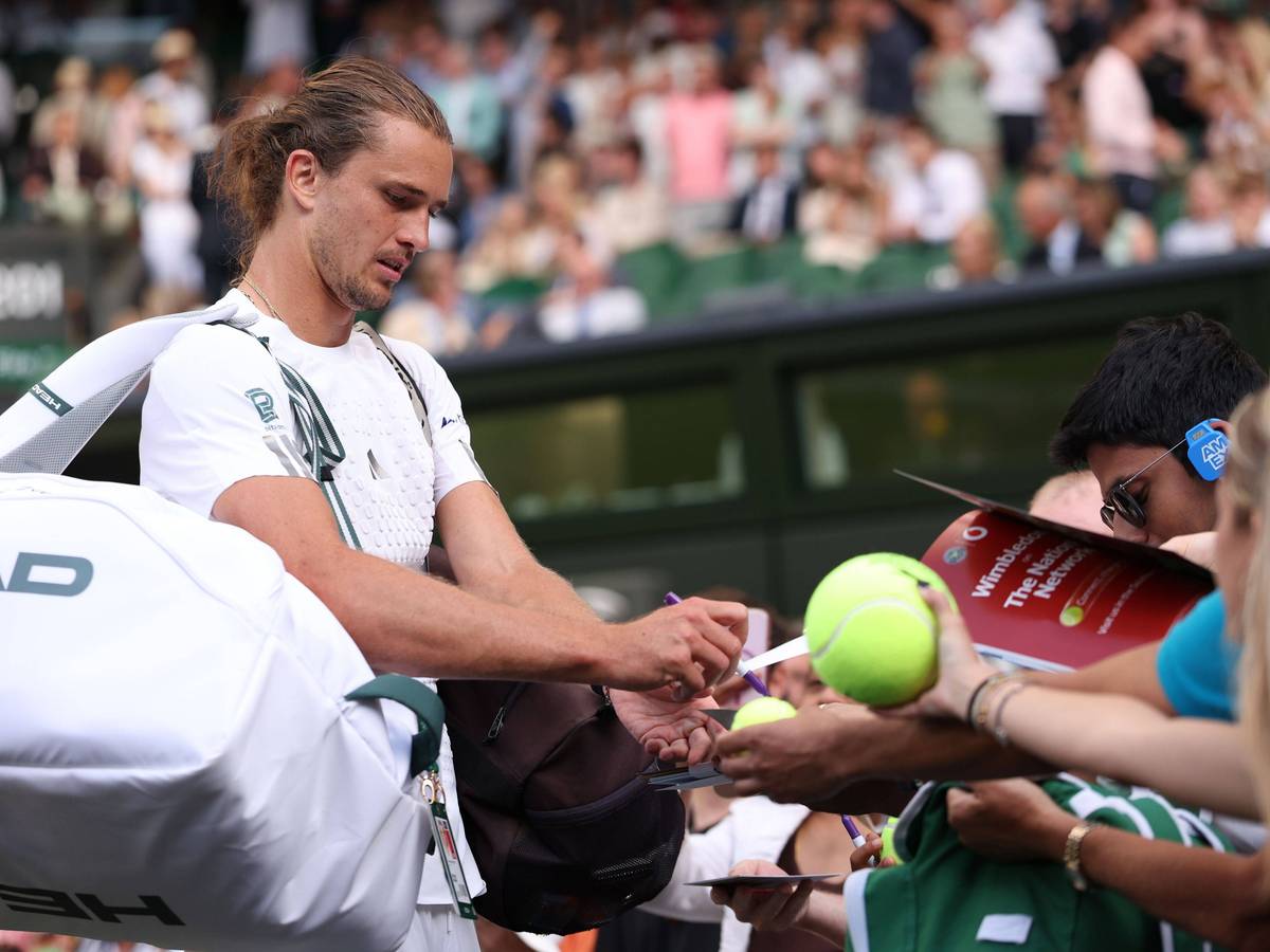 Alexander Zverev schreibt Autogramme.