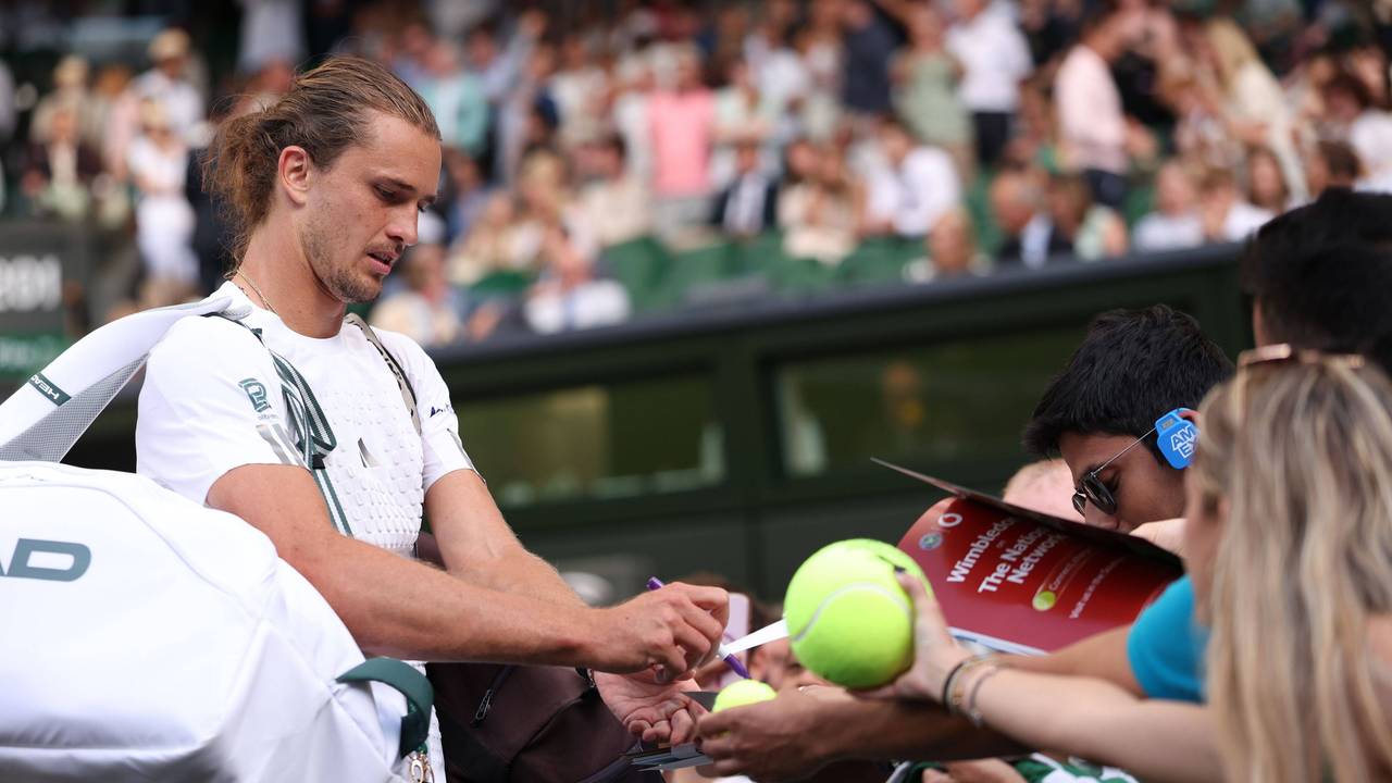 Alexander Zverev schreibt Autogramme.