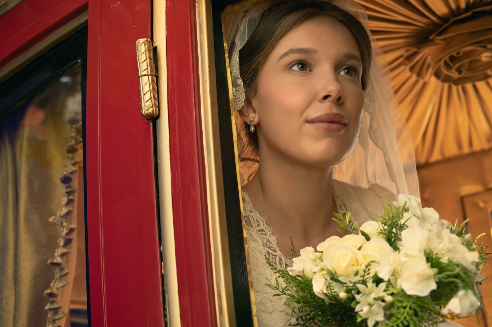 Enola Holmes (Millie Bobby Brown) befindet sich bereits auf dem Weg zu ihrer Trauung, als sie eine schreckliche Nachricht erhält.  (Bild: John Wilson/Netflix 2026)