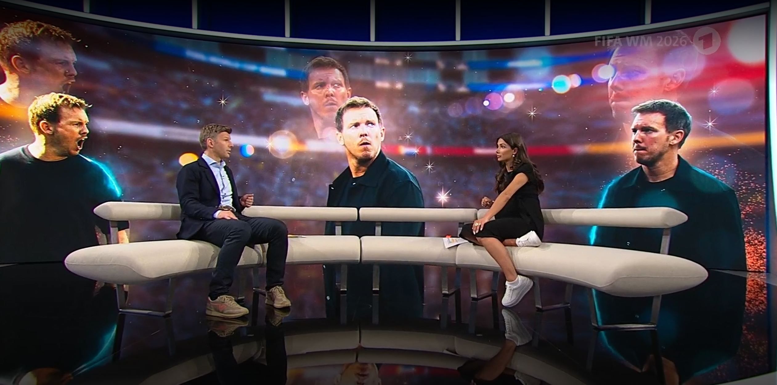 Thomas Hitzlsperger und Lea Wagner sitzen auf einer Couch im TV-Studio, im Hintergrund sind Fotos von Julian Nagelsmann zu sehen.