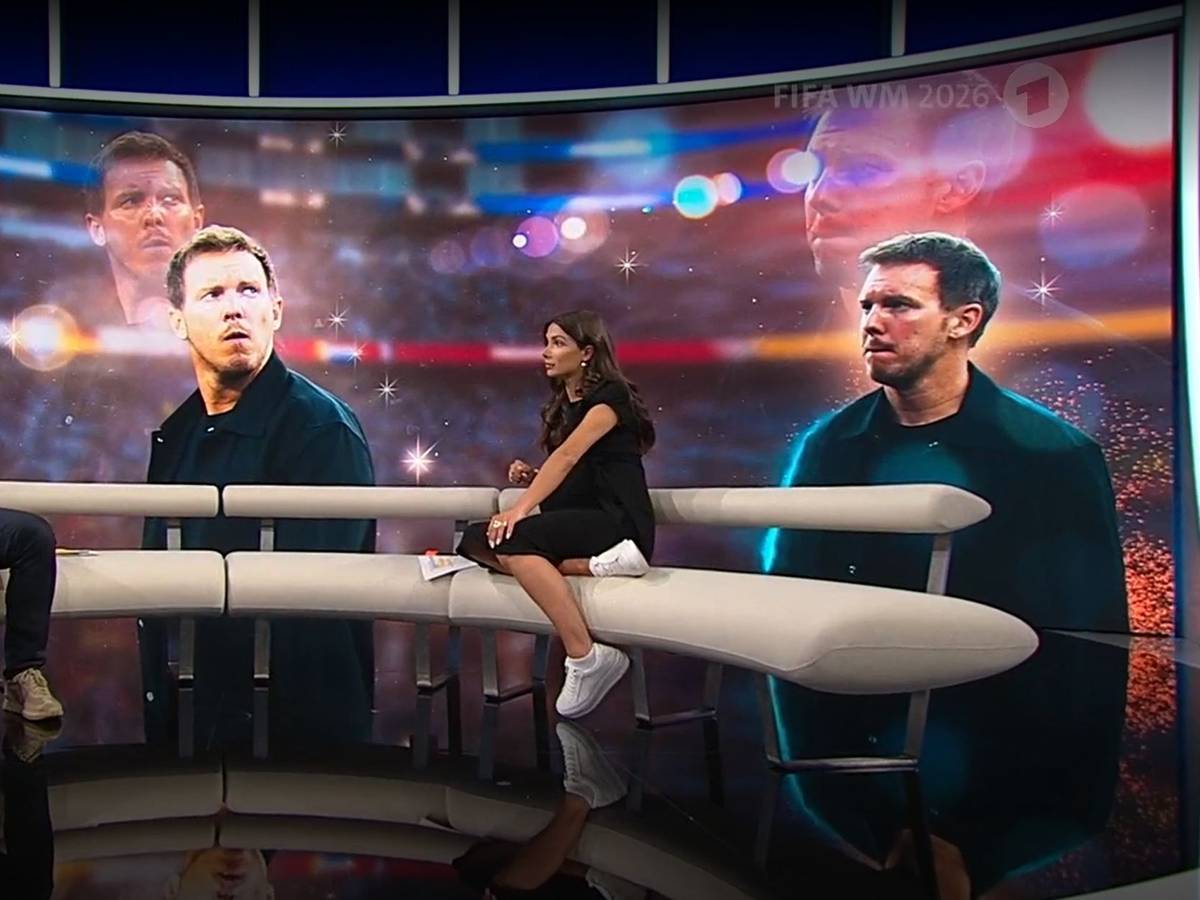 Thomas Hitzlsperger und Lea Wagner sitzen auf einer Couch im TV-Studio, im Hintergrund sind Fotos von Julian Nagelsmann zu sehen.