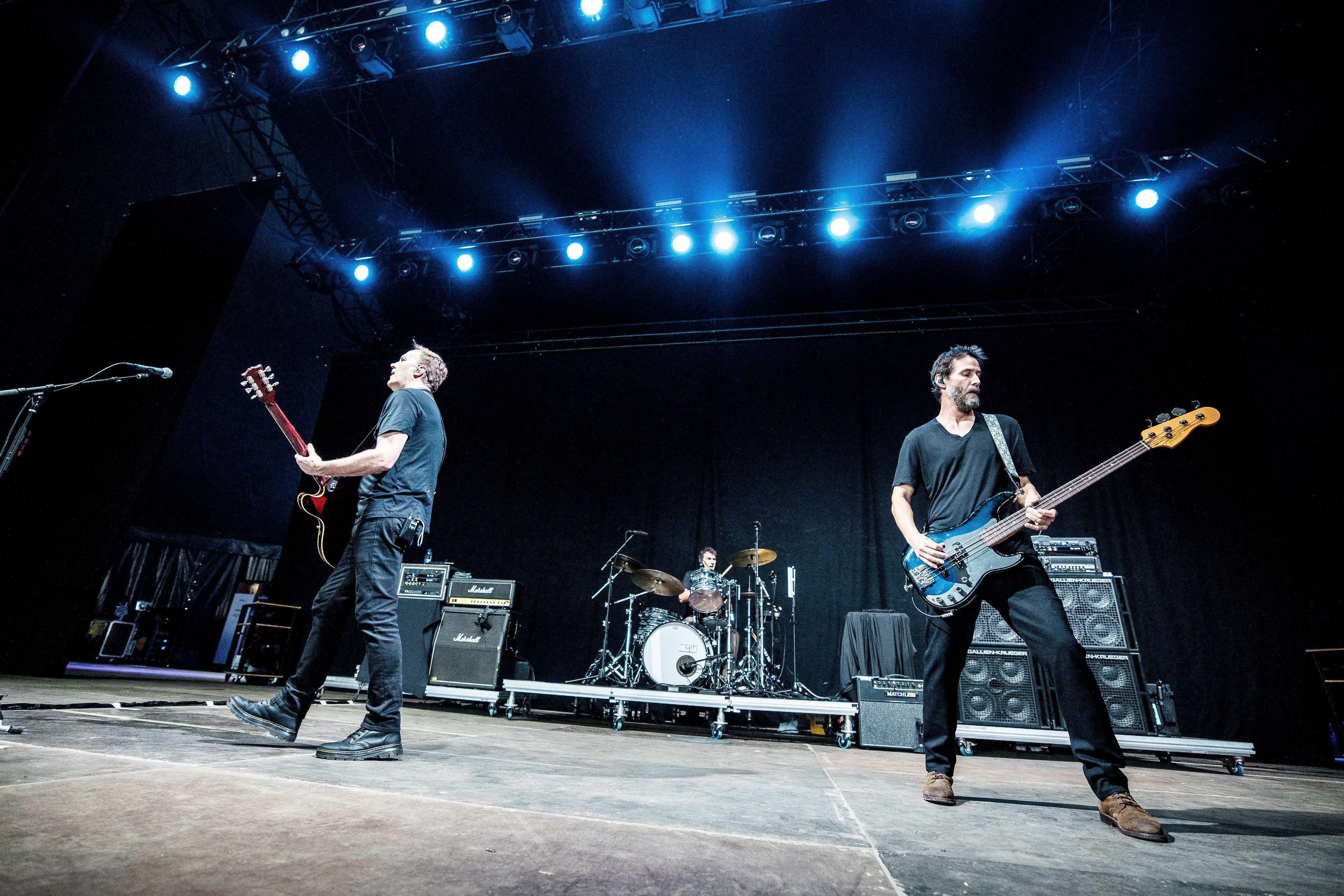 Die amerikanische Rockband Dogstar gibt ein Live-Konzert im Rahmen des dänischen Musikfestivals Tinderbox 2026 in Odense. Hier ist Sänger und Gitarrist Bret Domrose live auf der Bühne zusammen mit dem Bassisten und Schauspieler Keanu Reeves zu sehen.