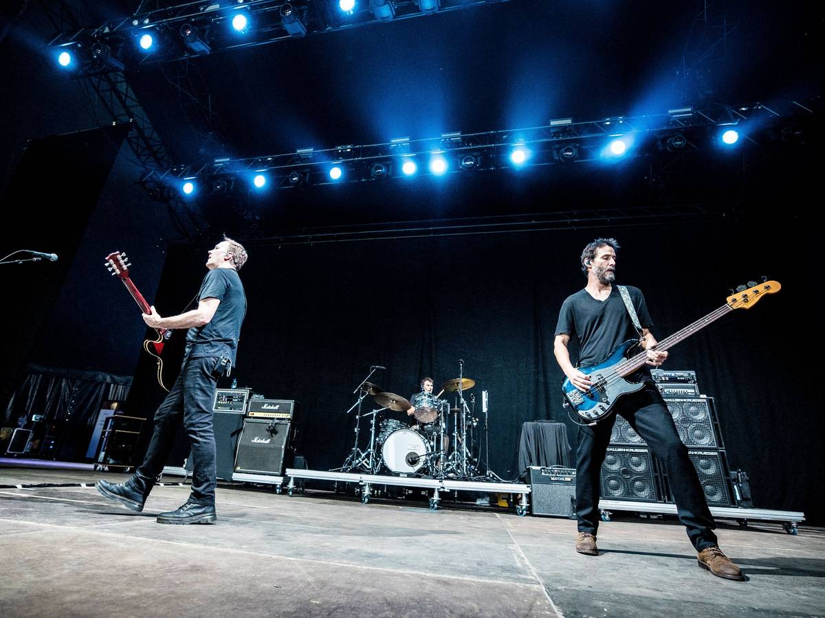 Die amerikanische Rockband Dogstar gibt ein Live-Konzert im Rahmen des dänischen Musikfestivals Tinderbox 2026 in Odense. Hier ist Sänger und Gitarrist Bret Domrose live auf der Bühne zusammen mit dem Bassisten und Schauspieler Keanu Reeves zu sehen.