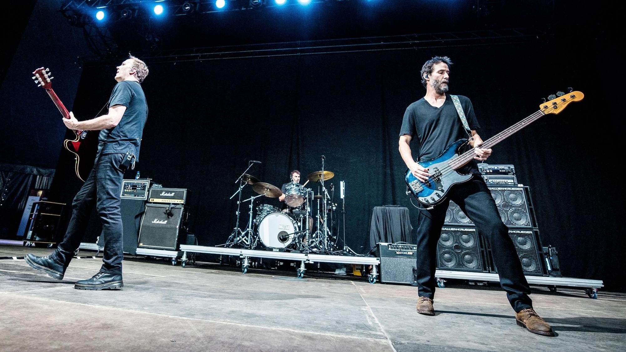 Die amerikanische Rockband Dogstar gibt ein Live-Konzert im Rahmen des dänischen Musikfestivals Tinderbox 2026 in Odense. Hier ist Sänger und Gitarrist Bret Domrose live auf der Bühne zusammen mit dem Bassisten und Schauspieler Keanu Reeves zu sehen.