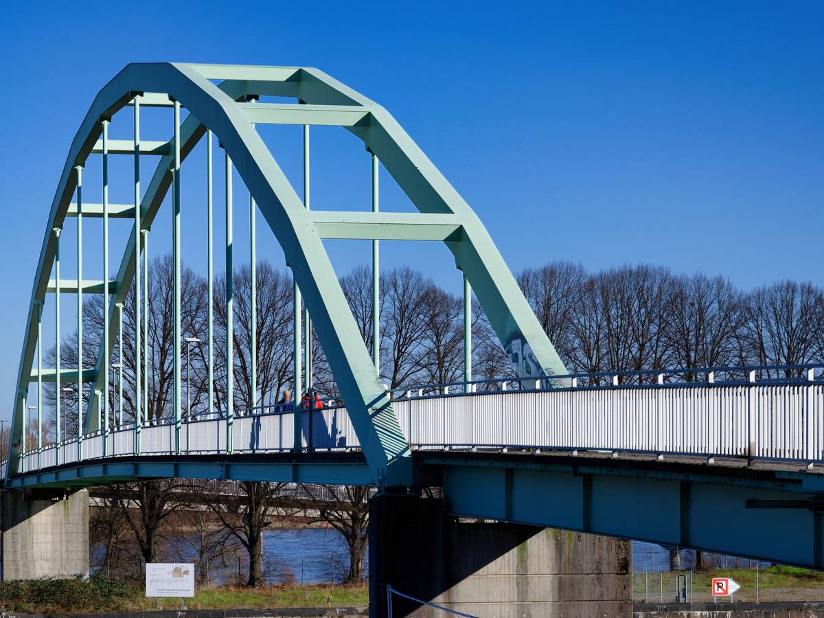 Nachdem am Niehler Hafen eine Leiche entdeckt wurde, bittet die Polizei um Hinweise aus der Bevölkerung.