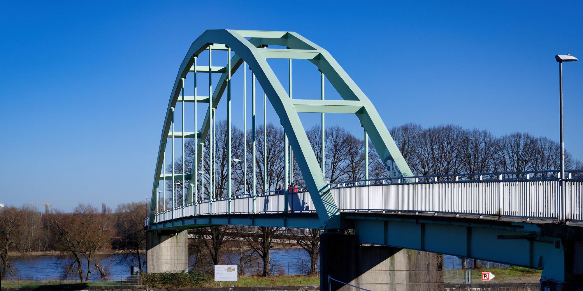 Nachdem am Niehler Hafen eine Leiche entdeckt wurde, bittet die Polizei um Hinweise aus der Bevölkerung.
