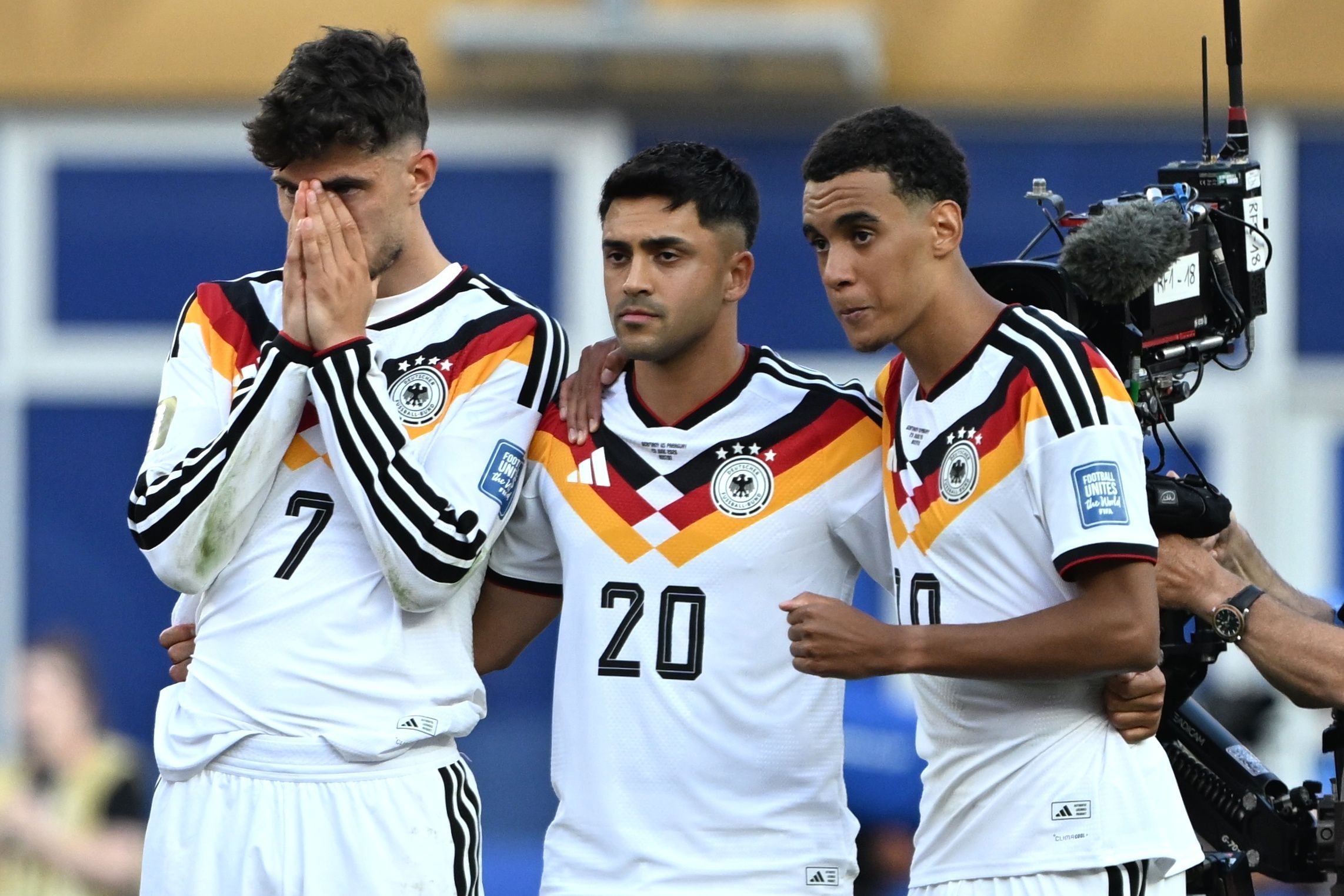 Kai Havertz, Jamal Musiala und Nadiem Amiri zittern beim Elfmeterschießen mit.