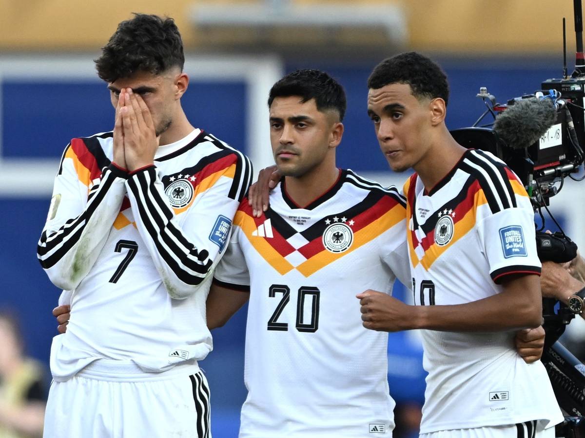 Kai Havertz, Jamal Musiala und Nadiem Amiri zittern beim Elfmeterschießen mit.