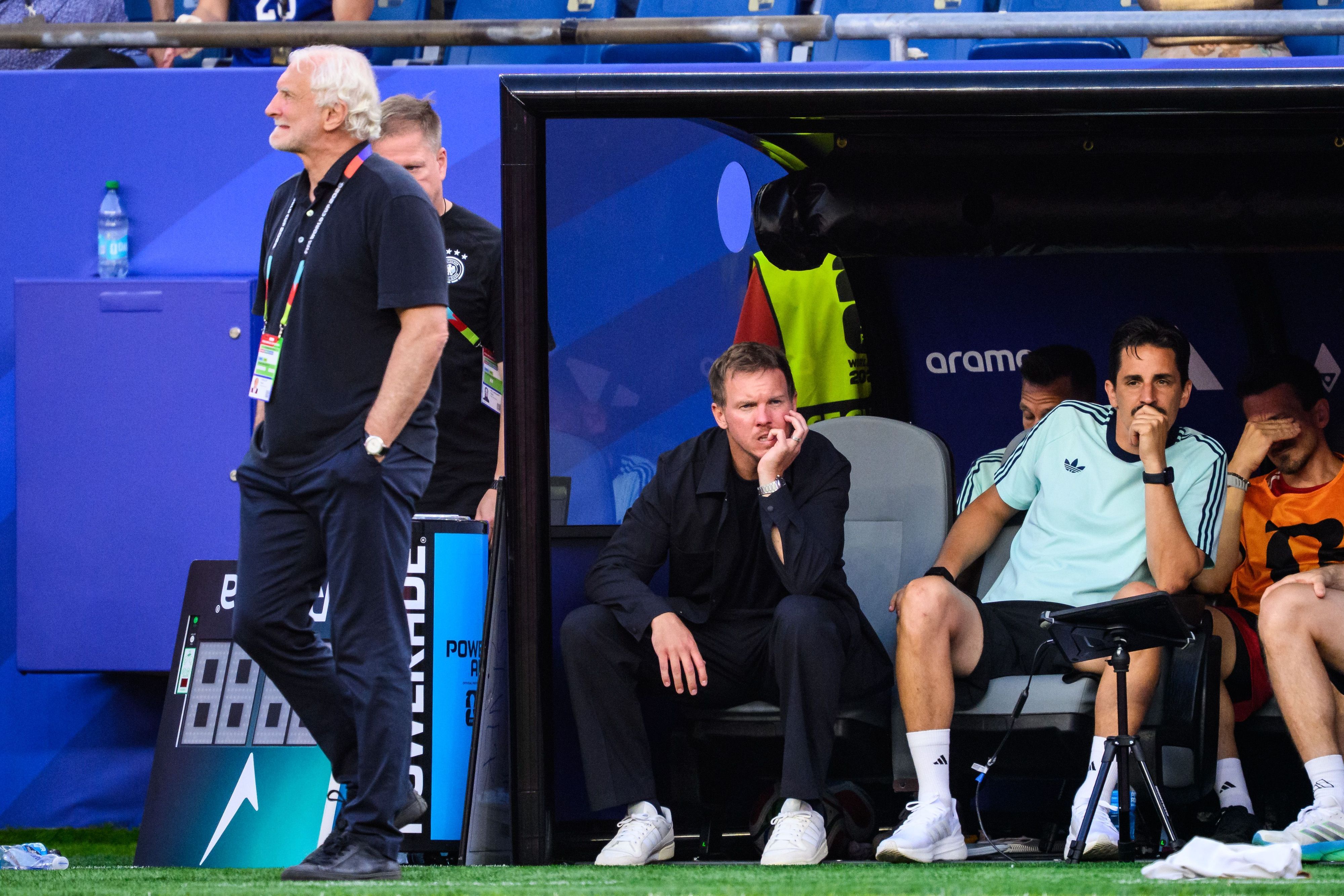 Rudi Völler und Bundestrainer Julian Nagelsmann reagieren nach dem Spiel unzufrieden.