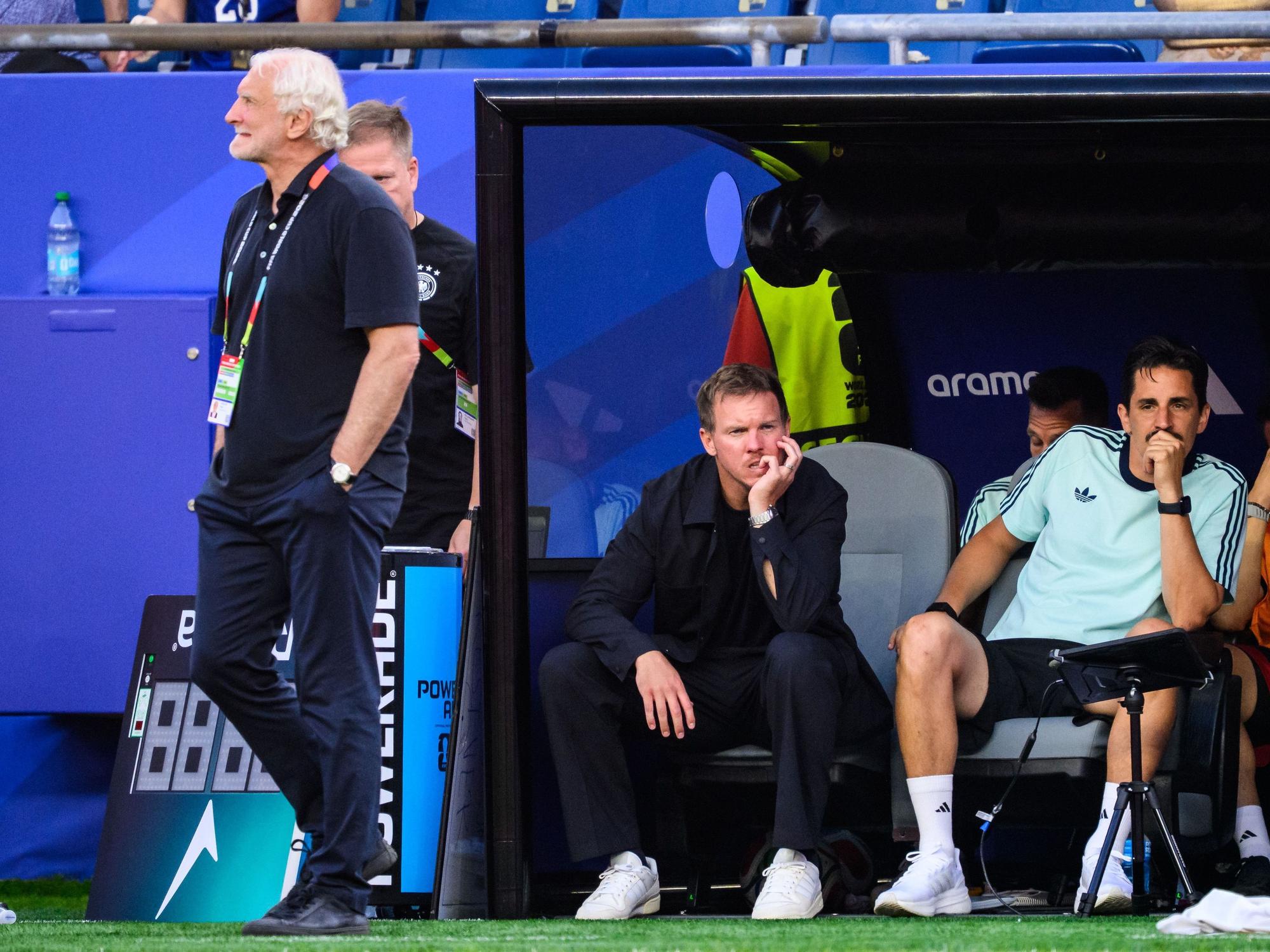 Rudi Völler und Bundestrainer Julian Nagelsmann reagieren nach dem Spiel unzufrieden.