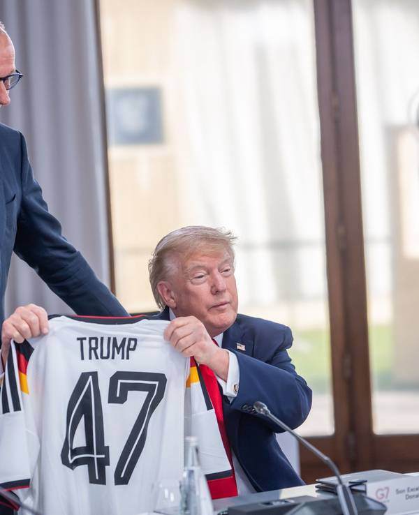 Bundeskanzler Friedrich Merz gibt US-Präsident Donald Trump ein DFB-Trikot.