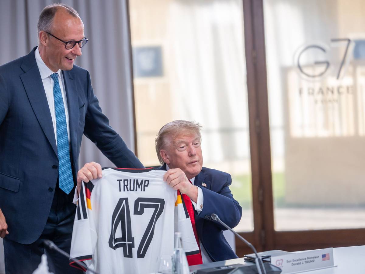 Bundeskanzler Friedrich Merz gibt US-Präsident Donald Trump ein DFB-Trikot.