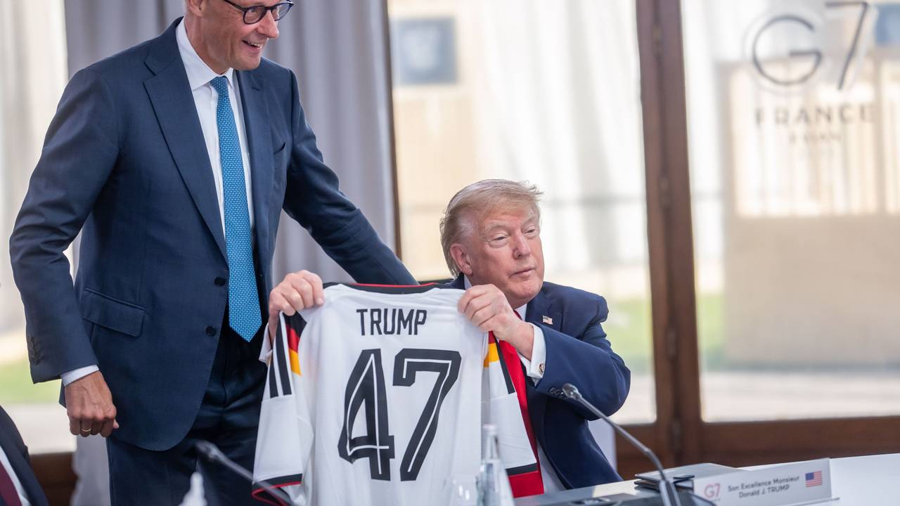 Bundeskanzler Friedrich Merz gibt US-Präsident Donald Trump ein DFB-Trikot.
